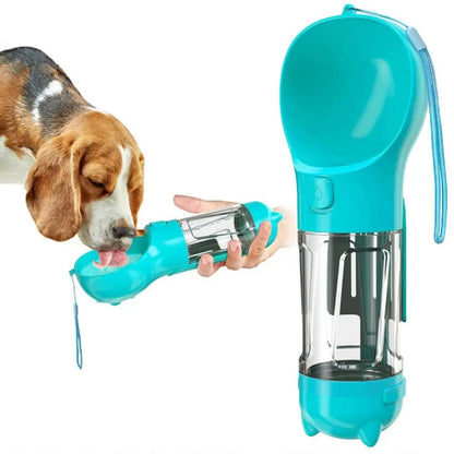 Perro beagle bebiendo del cuenco desplegable de la botella sujetada con una mano